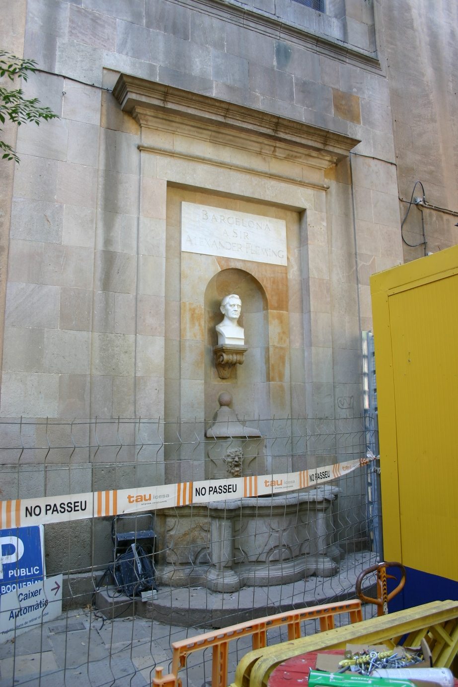 Alexander Fleming's monument and memorial tablets, Barcelona, Spain - 03.JPG